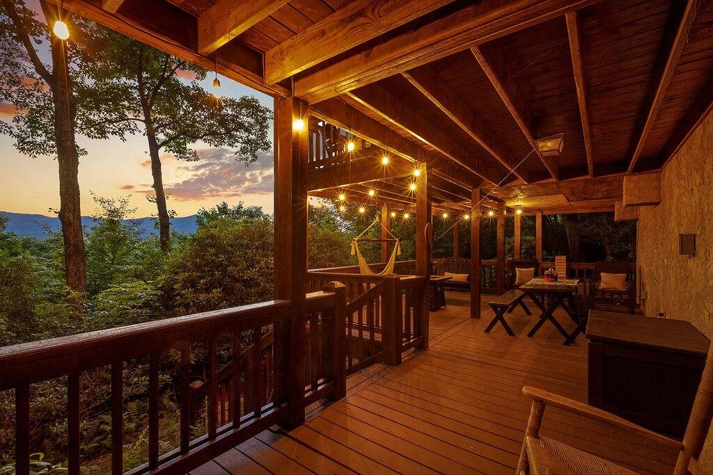 Ridgecrest Cabin: Stunning Views, Hot Tub, Firepit, Screened Porch in Cherry Log, Chattahoochee National Forest
