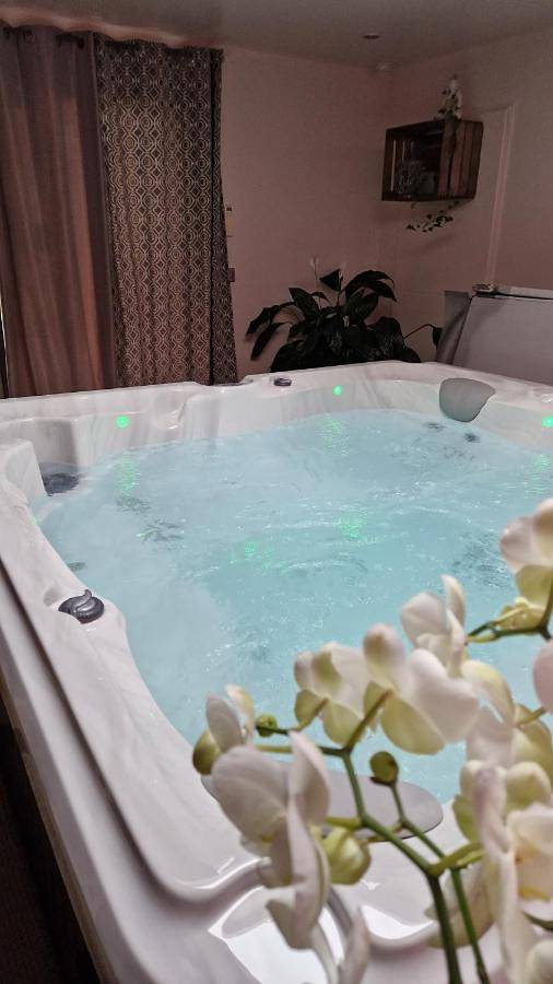King Room with Spa Bath in Vézénobres, Région d'Alès
