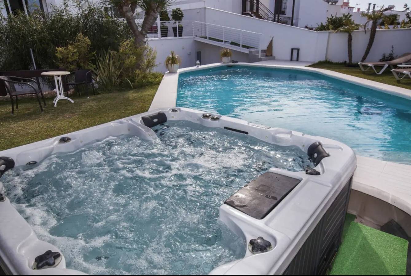 Apartamento entero, Apartamento "Villa San Salvador" con vistas al mar, piscina, Wi-Fi y jardín in Playa Carabeo, Nerja
