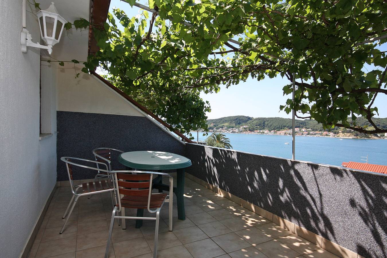 Ganze Wohnung, 1-Zimmer-Ferienwohnung mit Terrasse und Meerblick Supetarska Draga - Gornja, Rab A-5053-a in Lopar, Rab