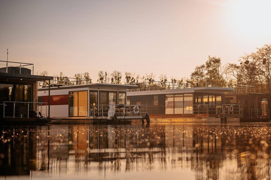 Floatinghouse Red Pearl: Seeblick, Terrasse & Hafenfeeling in Zehdenick, Ruppiner Seenland