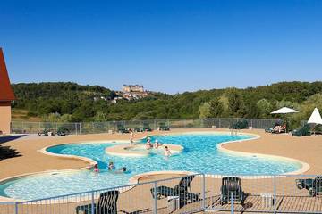 Gîte pour 10 personnes, avec piscine ainsi que jardin et jacuzzi à Hautefort