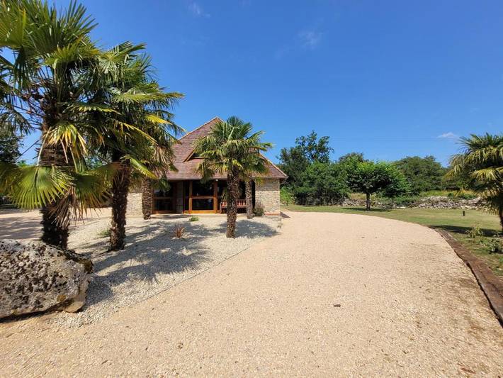 Location de vacances pour 10 personnes, avec vue ainsi que jardin et piscine à Loubressac - 2