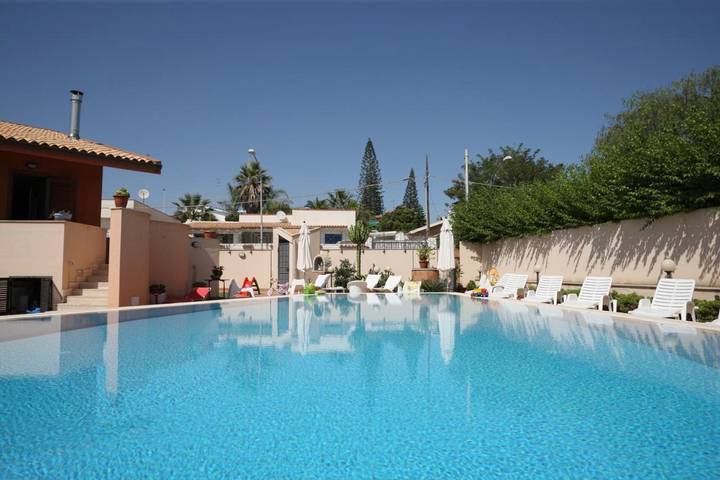 Ferienwohnung für 2 Personen, mit Terrasse und Garten sowie Pool