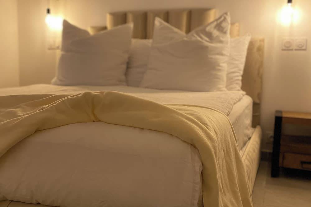 Love room / private jacuzzi / exceptional accommodation in Istres, Istres region