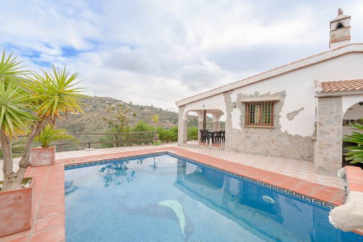 Encantadora casa Cortijo el Manzano con piscina, Wi-Fi y terraza; aparcamiento disponible, se admiten mascotas in Sayalonga, Cordillera Penibética