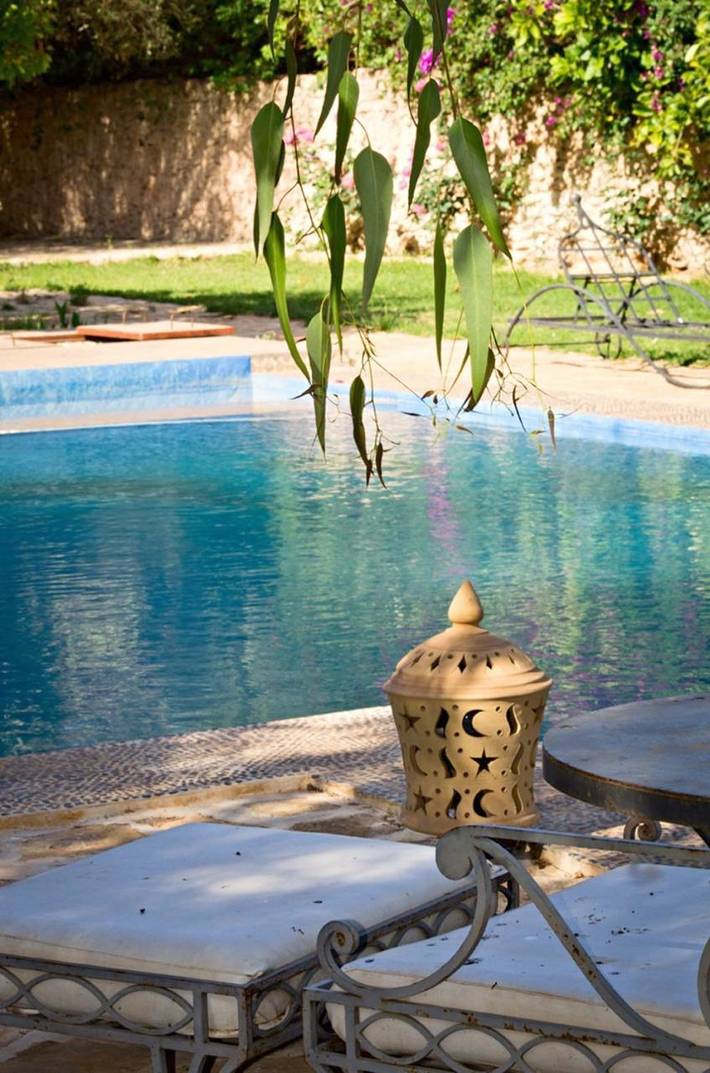 Chambre d’hôte pour 3 personnes, avec terrasse et jardin ainsi que piscine et vue dans Ounara