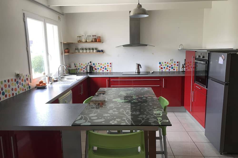 House with enclosed garden for seaside vacations in Locmiquélic, Côte des Mégalithes