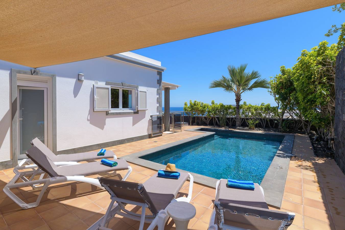 Alquiler vacacional 'Villa Loretta' con vistas al mar, piscina climatizada y Wi-Fi in Puerto del Carmen, Tías