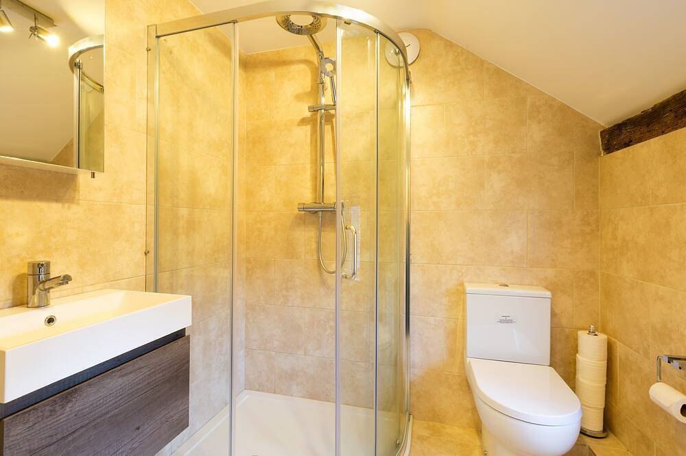 Jacuzzi, fireplaces, hot tub, sauna. in Suffolk