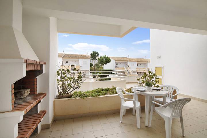 Entire apartment, Apartment "Aldeia da Galé T0 804" with Pool, Balcony, Bbq, Garden & Tennis Court; Pet Friendly in Guia, Faro District