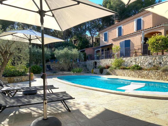 Chambre d’hôte pour 2 personnes, avec Terrasse et Jardin ainsi que Piscine et Vue à Coudoux