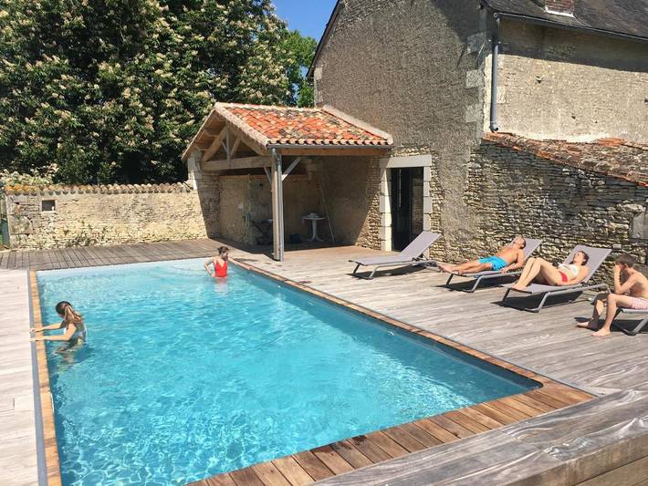 Location de vacances pour 10 personnes, avec vue ainsi que jardin et piscine à Blanzay - 4