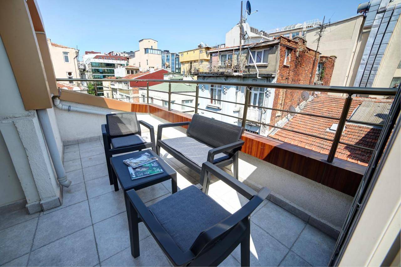 Penthouse with terrace in Şişli, Bozkurt Mahallesi