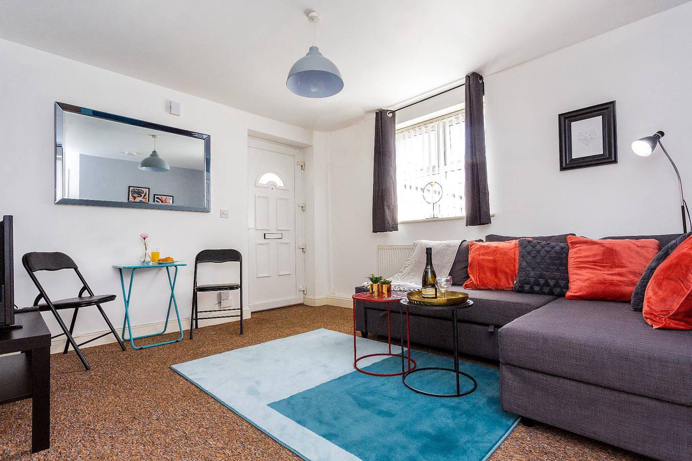 Entire holiday apartment, Stylish one-bedroom apartment with Free parking, Super fibre internet & Netflix in Coventry, Birmingham Area