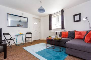 Holiday Apartment for 4 People in Coventry, Heart of England, Photo 2