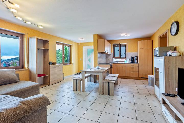 Appartement entier, Appartement « Landblick » : terrasse privée, vue montagne, Wi-Fi, animaux admis in Zell im Wiesental, Forêt-Noire du Sud