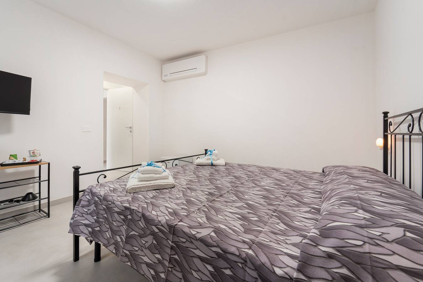 Villa Giovia: double room 1 in Guspini, Campidano di Terralba