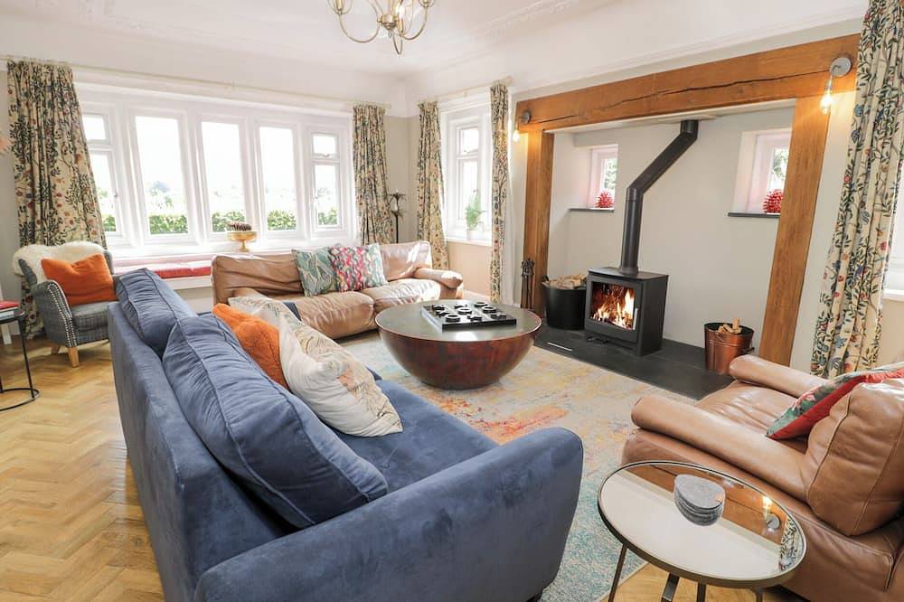 Pengwern, pet friendly, with hot tub in Llanrwst in Llanrwst, Snowdonia