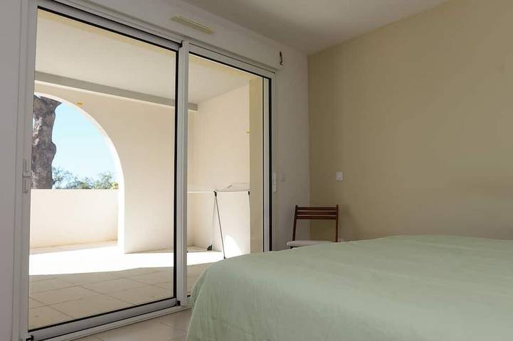 Ganze Wohnung, Große sonnige Terrasse mit Meerblick – Strand fußläufig – T2 Klimaanlage, Parkplatz in La Londe-les-Maures, Parc national Port-Cros