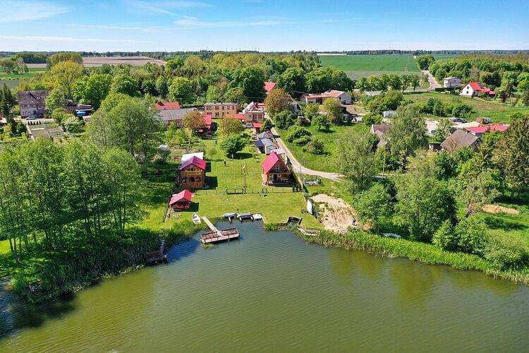 Domek holenderski przy plaży nad jeziorem in Ostrowiec (Sławieński), Powiat sławieński