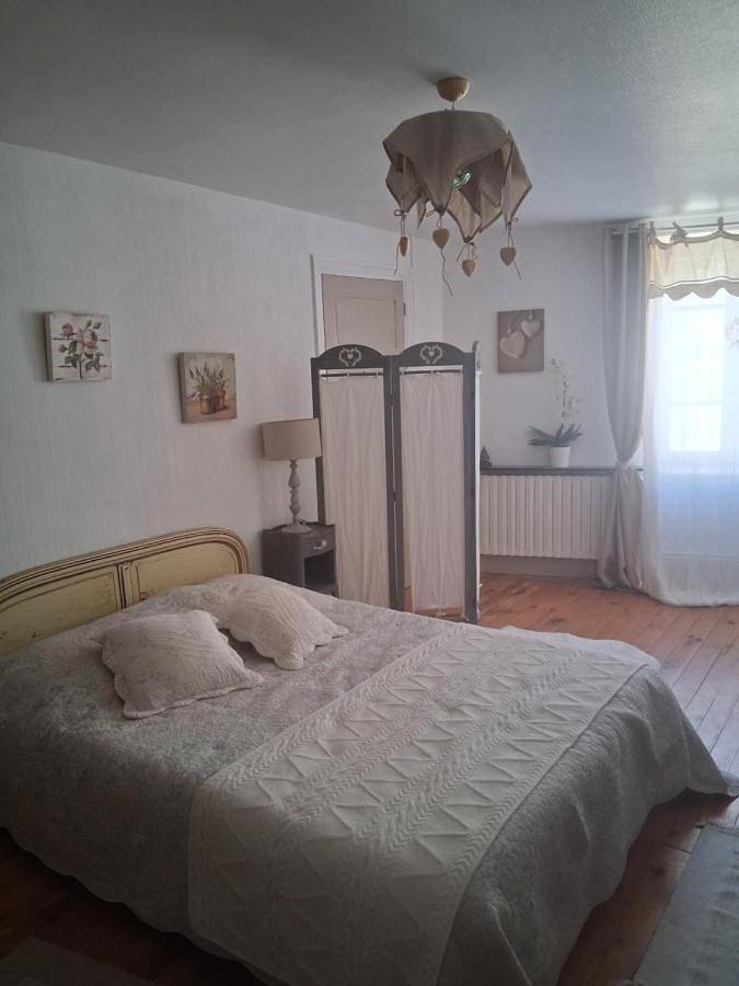 Location de vacances pour 4 personnes, avec jardin et terrasse ainsi que vue et piscine, animaux acceptés à Échandelys - 3