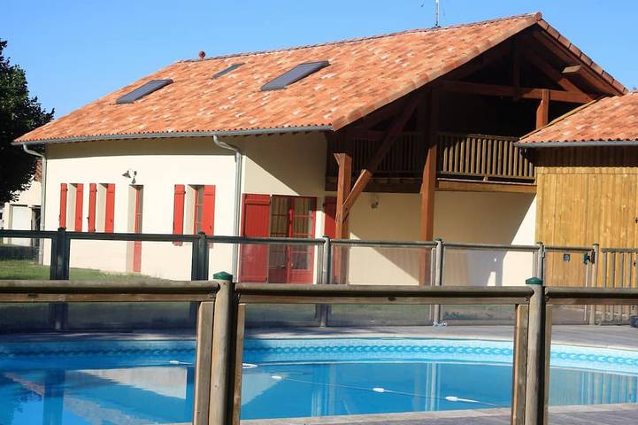 Gîte pour 8 personnes, avec piscine et jardin à Saint-Gor