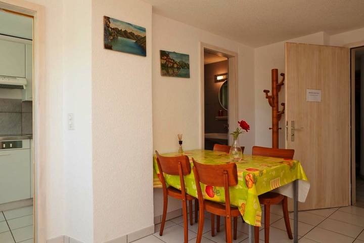 Gîte pour 4 personnes, avec vue sur le lac et vue ainsi que jardin et piscine à La Neuveville - 4