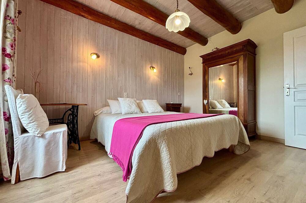 Gîte tout inclus avec terrasse, jardin et parkings, proche Puy-en-Velay et chemins de randonnée. in Séneujols, Haute-Loire