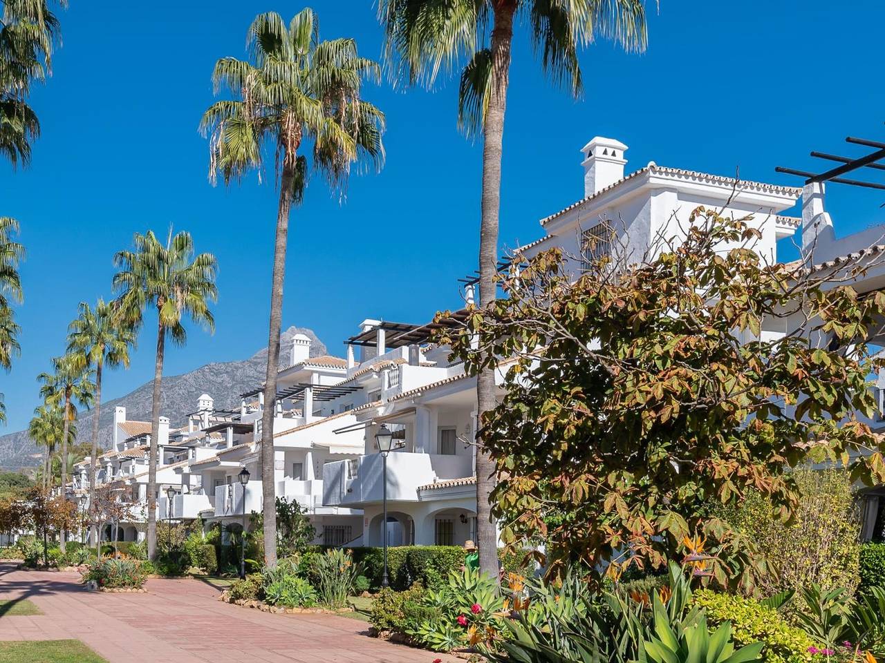 Entire apartment, Luxurious 2Br Retreat with Pool, Terrace & Bbq in Puerto Banús, Marbella in Nueva Andalucia Golf Valley, Marbella