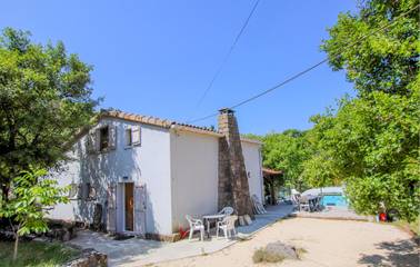 Location de vacances pour 14 personnes, avec terrasse ainsi que jardin et piscine à Balazuc