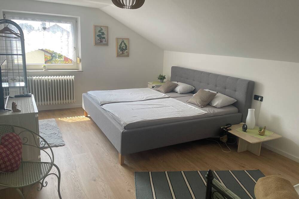 Ganze Wohnung, Fewo in Ruhiger Lage mit Südbalkon Nahe Spieleland und Bodenseeregion in Ravensburg, Oberschwaben