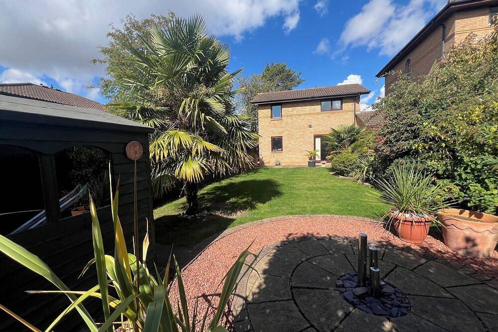 Central Mk 2Br Comfy Home, Wifi & Driveway – Corporate Ready | Webbhill Stays in Milton Keynes, South East England