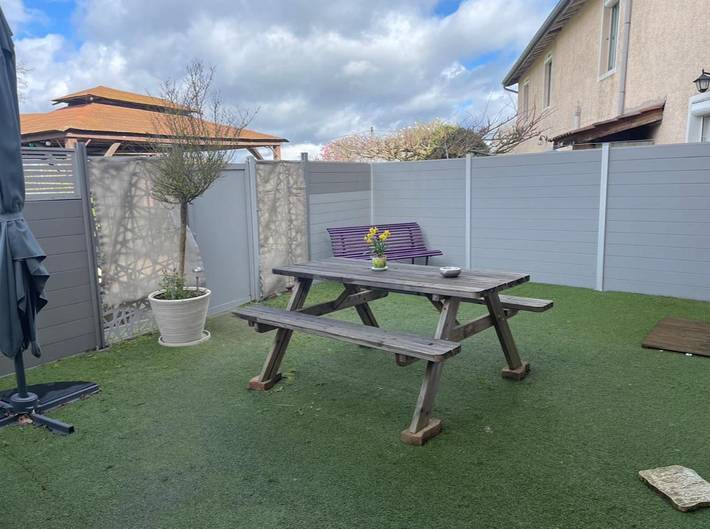 Location de vacances pour 6 personnes, avec terrasse à Montluel