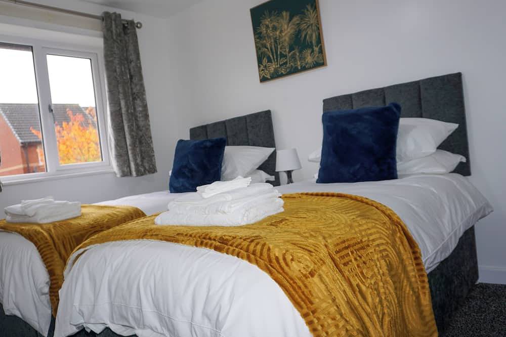 Biz & Fam Sleeps 7 Wigan w/ Parking, Self-Check-in in Wigan, Greater Manchester
