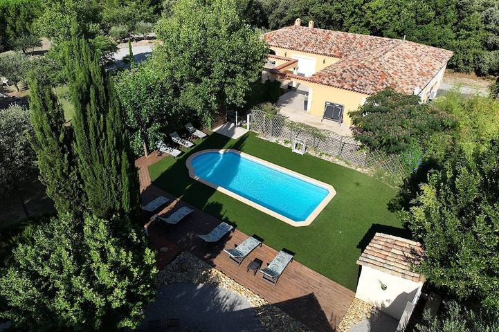 Location de vacances pour 8 personnes, avec Jacuzzi ainsi que Terrasse et Jardin à Plaissan