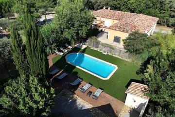 Cottage pour 8 personnes, avec jardin et jacuzzi à Plaissan