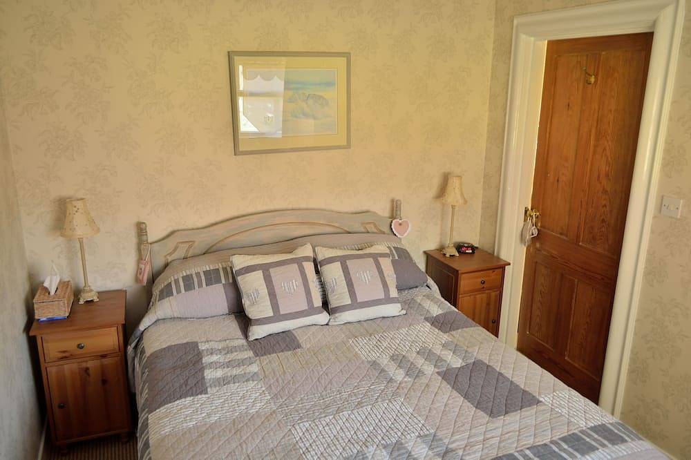 Scottish cabin-style cottage with large garden in Braemar village in Braemar, Cairngorms National Park