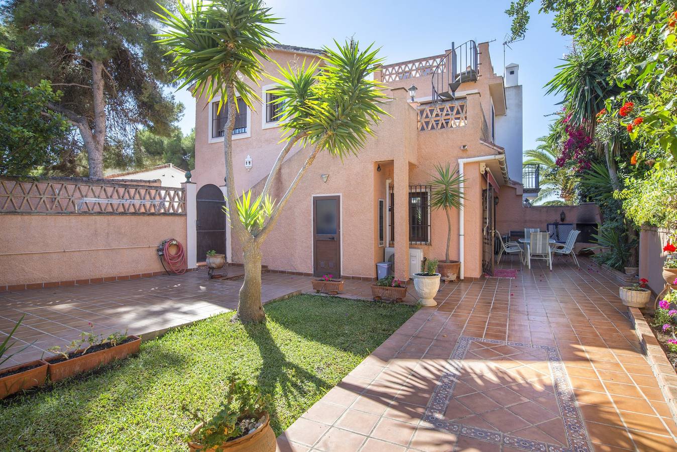 Entire apartment, Holiday Apartment "Las Yukas" close to the Beach with Wi-Fi, Garden & Terrace in Las Chapas, Marbella