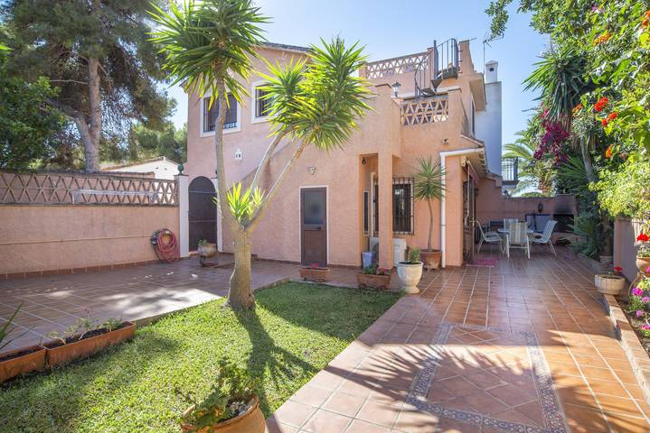 Entire apartment, Holiday Apartment "Las Yukas" close to the Beach with Wi-Fi, Garden & Terrace in Las Chapas, Marbella