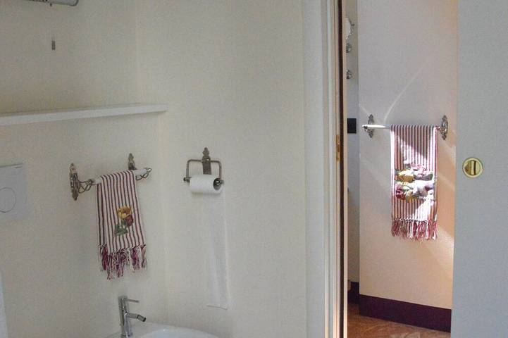Ganze Wohnung, Apartment mit privatem Garten im italienischen Stil, nur wenige Schritte vom See entfernt. in Bellagio, Gemeinde Bellagio