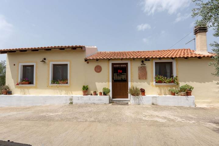 Villa Jumpadu komplett von der Natur umgeben in Oliena, Barbagia