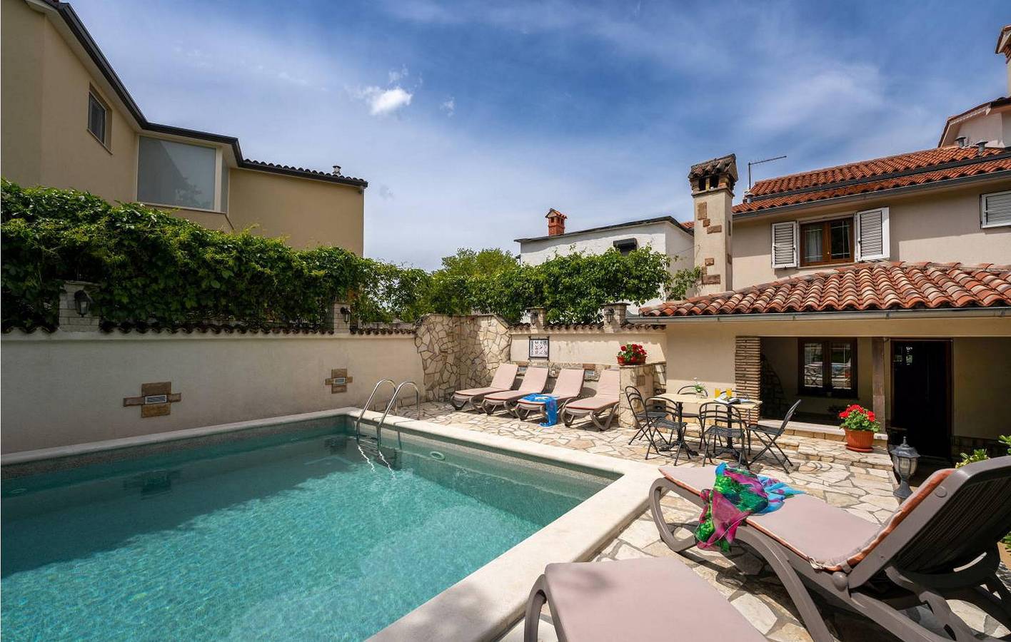 Gemütliche 2-Zimmer-Wohnung mit Pool, Terrasse und WLAN in der Nähe von Restaurants und dem Fluss in Kršan, Ostküste Istrien