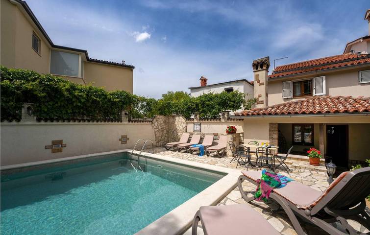 Gemütliche 2-Zimmer-Wohnung mit Pool, Terrasse und WLAN in der Nähe von Restaurants und dem Fluss in Vozilići, Ostküste Istrien