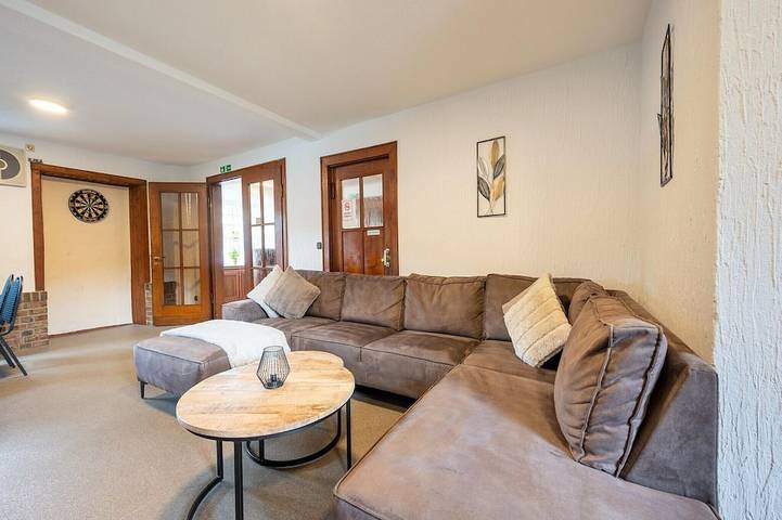 Ferienhaus für 42 Personen, mit Sauna und Garten in Schleiden