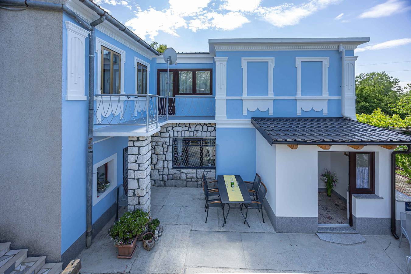 Vakantiehuis met een groot terras en airco  in Tribalj, Primorje-Gorski Kotar