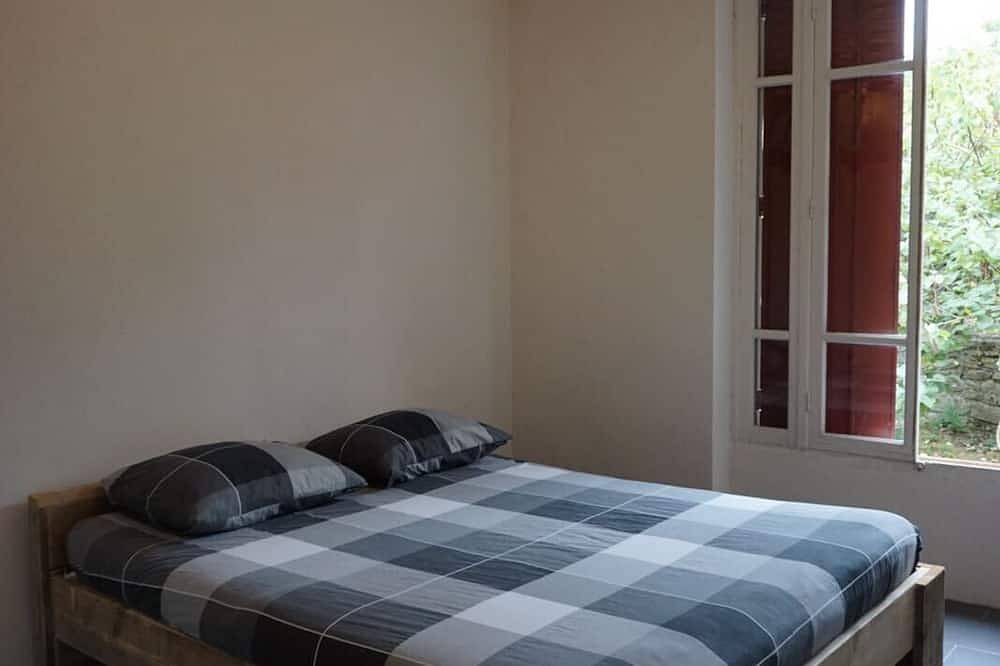 Villa La Bazonnerie, maison de vacances située au calme avec piscine privée in Azerables, Région de Guéret