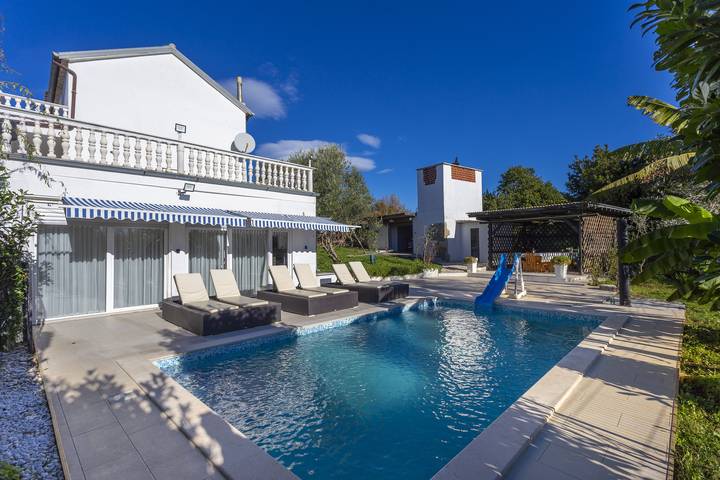 Ferienhaus für 8 Personen, mit Terrasse und Pool, mit Haustier