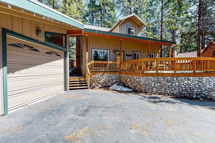 Vacation house for 8 people, with yard and terrace, with pets in Shaver Lake