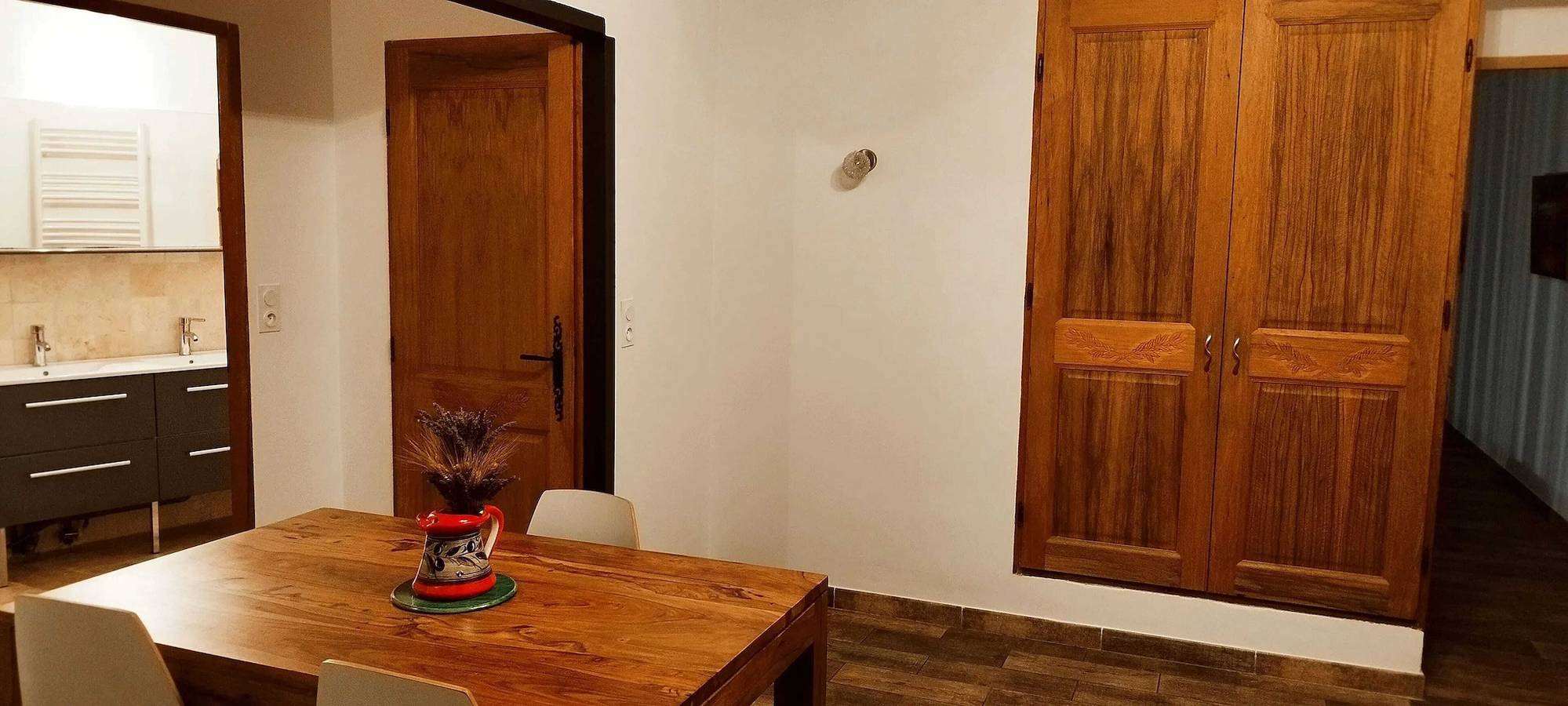 Appartement entier, Appartement charmant près d'Orange avec piscine partagée in Orange, Vaucluse